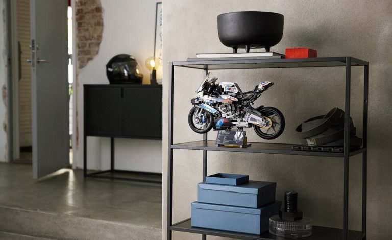 BMW M 1000 RR. Lego estrena moto