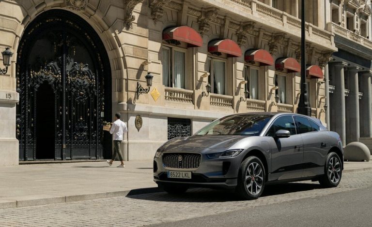 Paco Roncero visita los huertos más sostenibles a bordo del Jaguar I-Pace