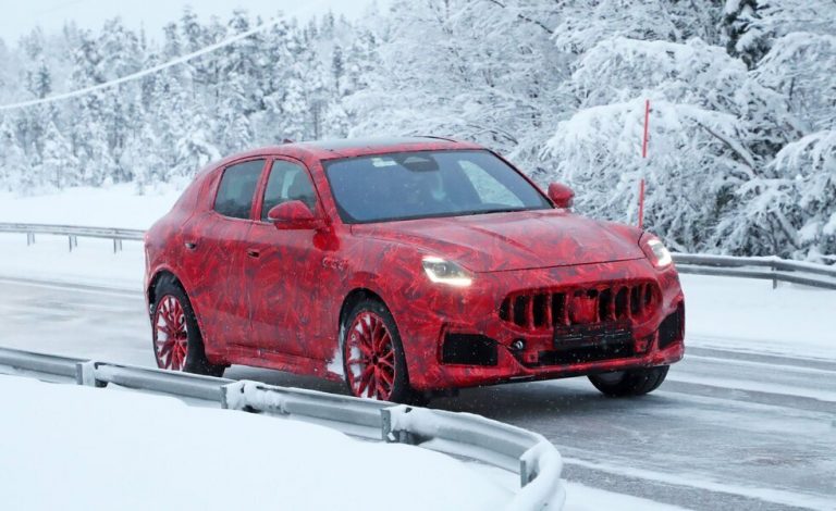 Maserati Grecale. Cazada la versión Trofeo con un traje muy navideño