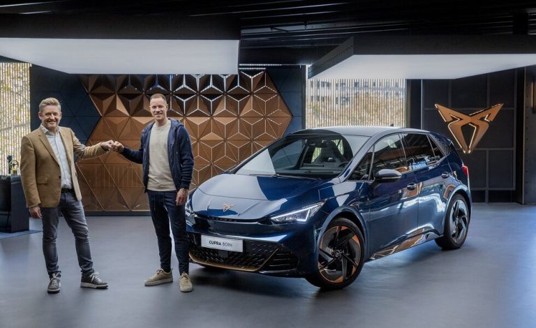 Marc ter Stegen ya conduce el eléctrico Cupra Born