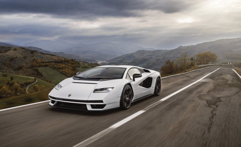 El espectacular Lamborghini Countach LPI 800-4 ya pisa la carretera