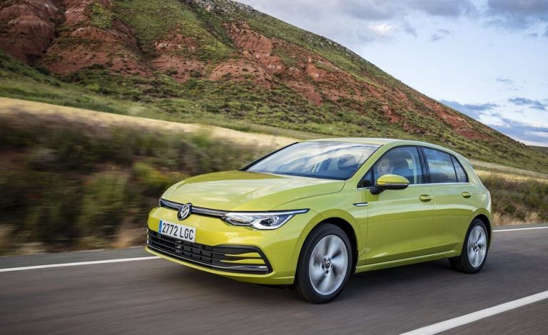El Volkswagen Golf sigue líder en Europa, pero Peugeot 208, Dacia Sandero y Renault Clio le pisan los talones