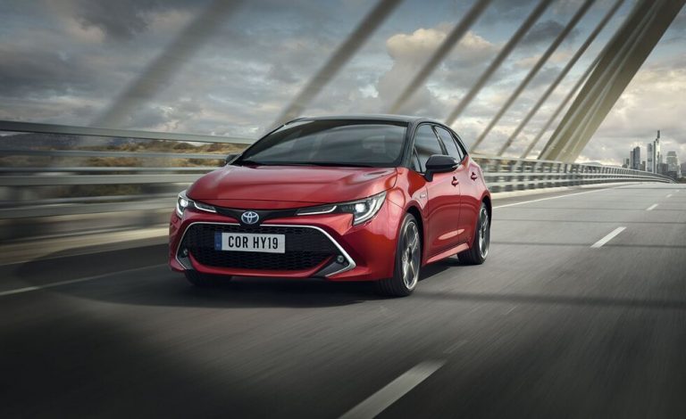 Los coches eléctricos, híbridos y de gas ya suponen casi la mitad de las ventas