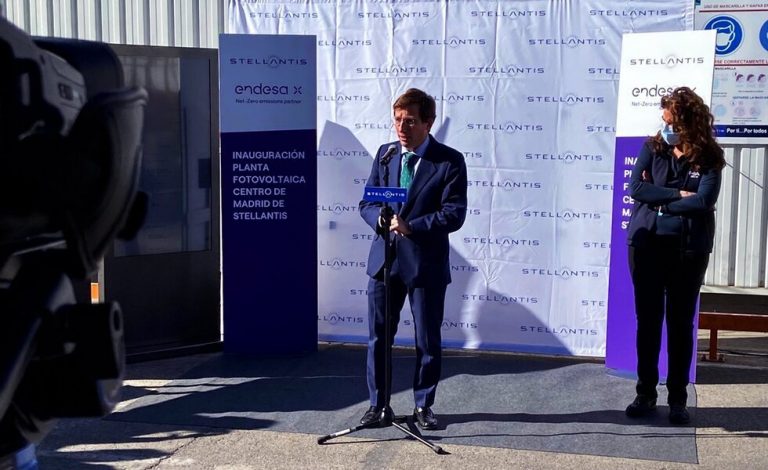 El alcalde de Madrid inaugura la planta fotovoltaica del Centro de Madrid de Stellantis