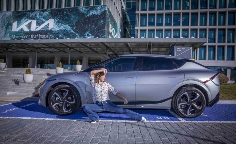 La karateca Sandra Sánchez se apunta a la movilidad eléctrica