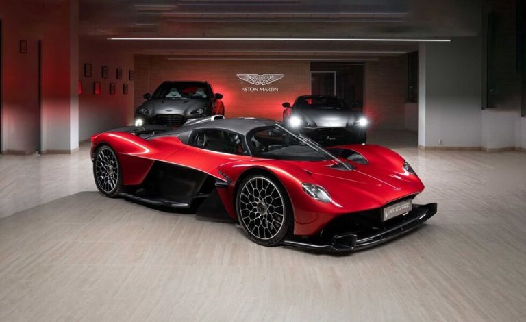 El espectacular Aston Martin Valkyrie se viste de rojo
