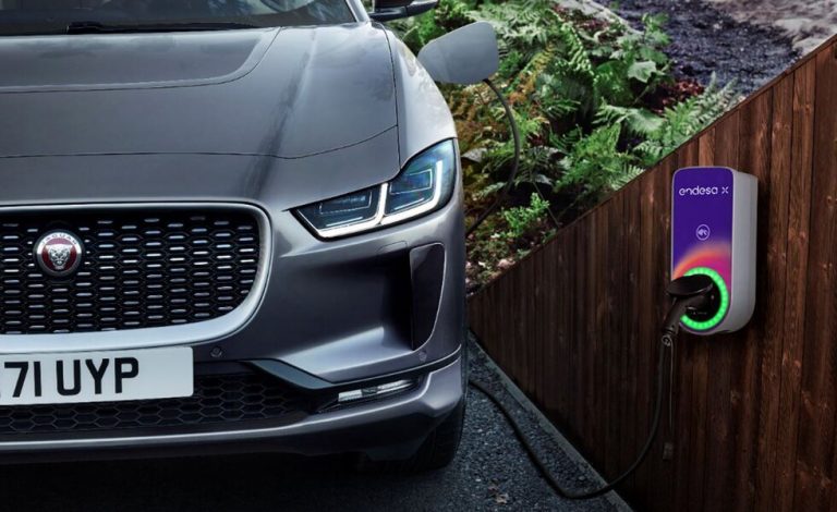 Los coches electrificados de Jaguar Land Rover tienen el cargador gratis con Endesa X