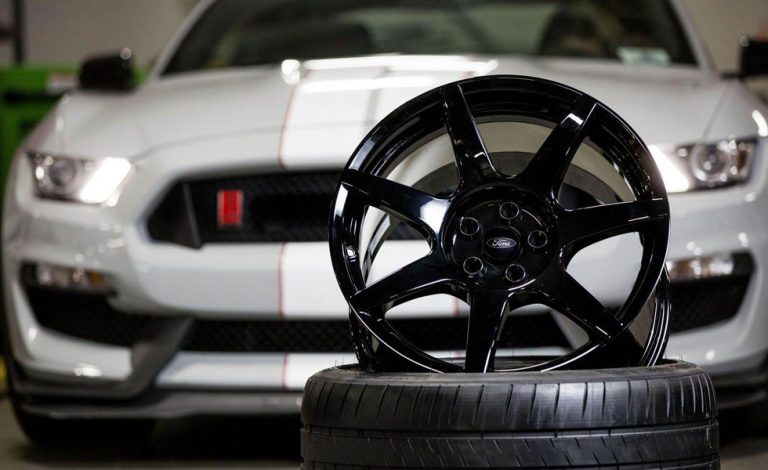 Ford Shelby Mustang GT 350R. A 30.000 dólares sus llantas de carbono