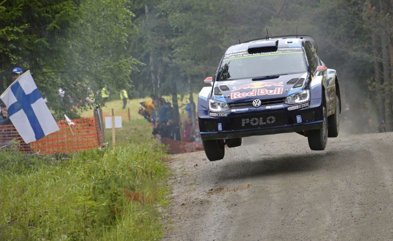 Latvala vence a Ogier, pero el francés ya roza el título