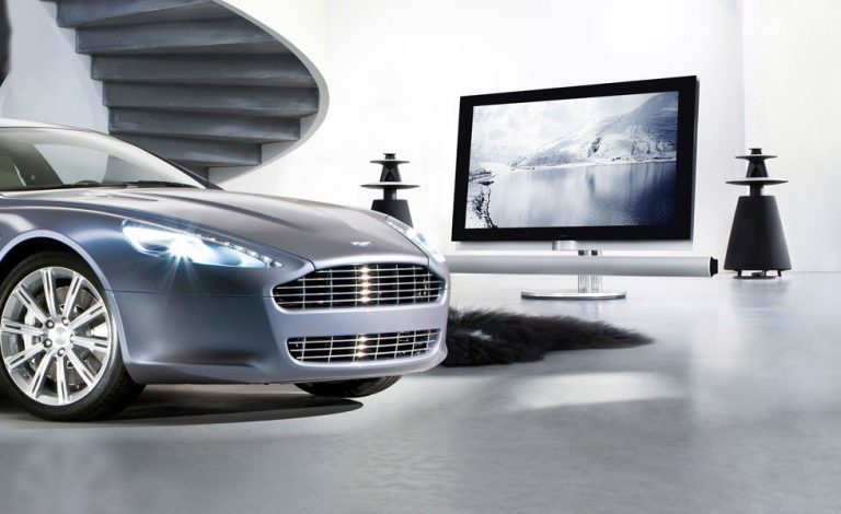 Coches y equipos de sonido. Salas de concierto con cuatro ruedas