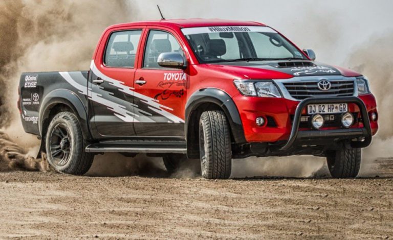 Toyota Hilux. Una bestia con el motor V8 del IS-F