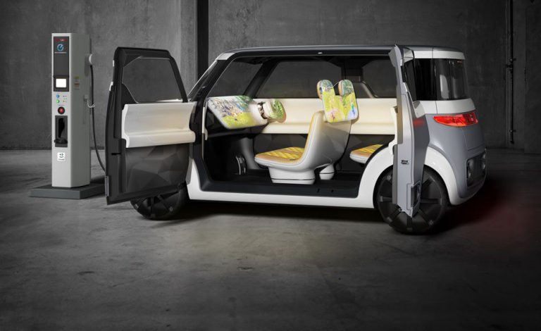 Nissan Teatro for Dayz. Un smartphone con cuatro ruedas