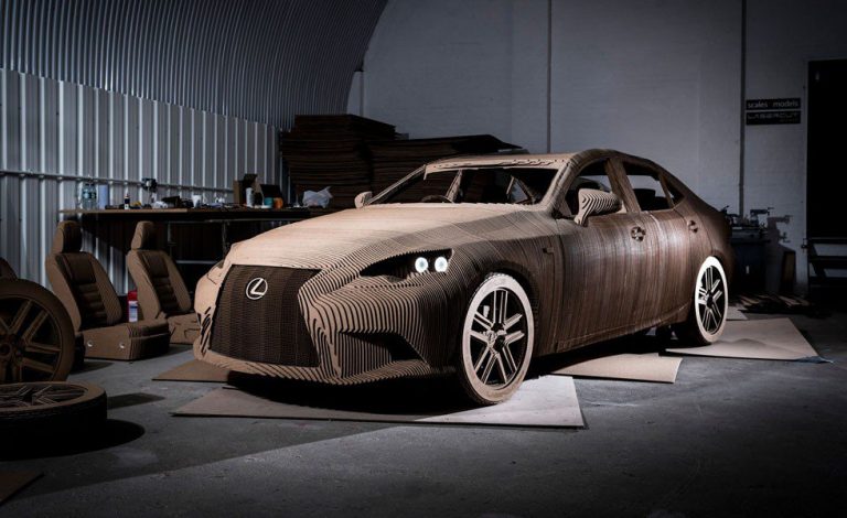 Un Lexus IS hecho de cartón