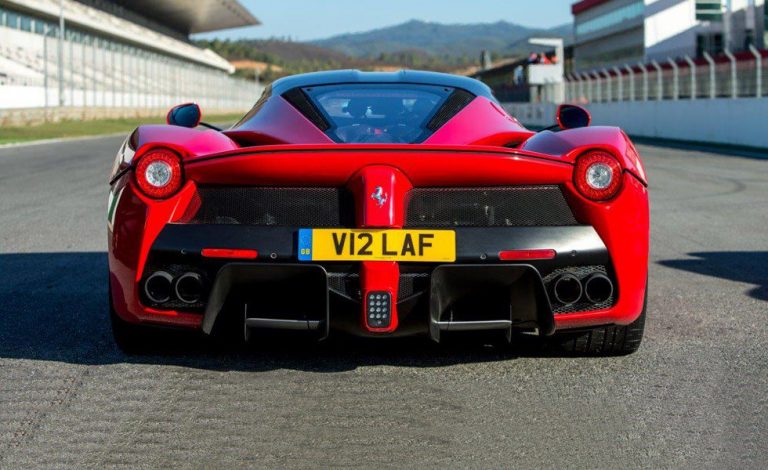 Ferrari subasta una placa de matrícula única. V12 LAF