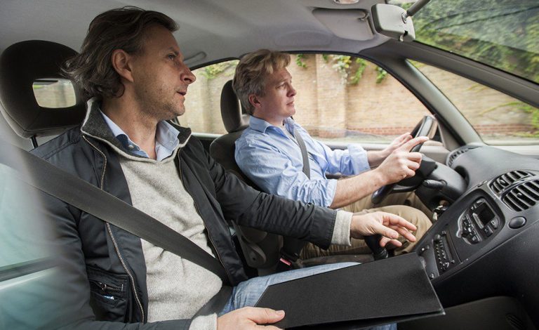 La pareja perfecta. Mujer al volante y hombre a la derecha