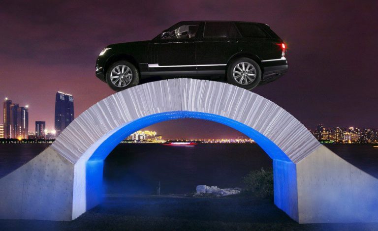 El Range Rover camina sobre 54.390 folios de papel