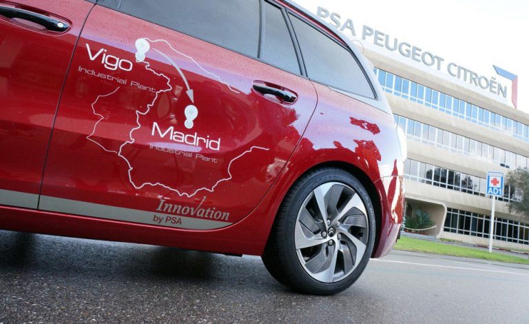 El coche autónomo de PSA Peugeot Citroën cumple. La vicepresidenta del Gobierno recibe al C4 Grand Picasso