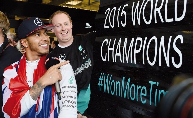 Hamilton, con el testigo de Senna en la mano