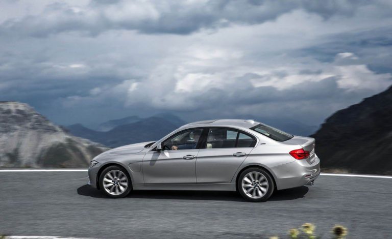 BMW 330e. Enchúfate por 45.300 euros