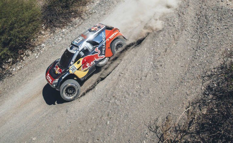 Carlos Sainz ya es líder del Dakar