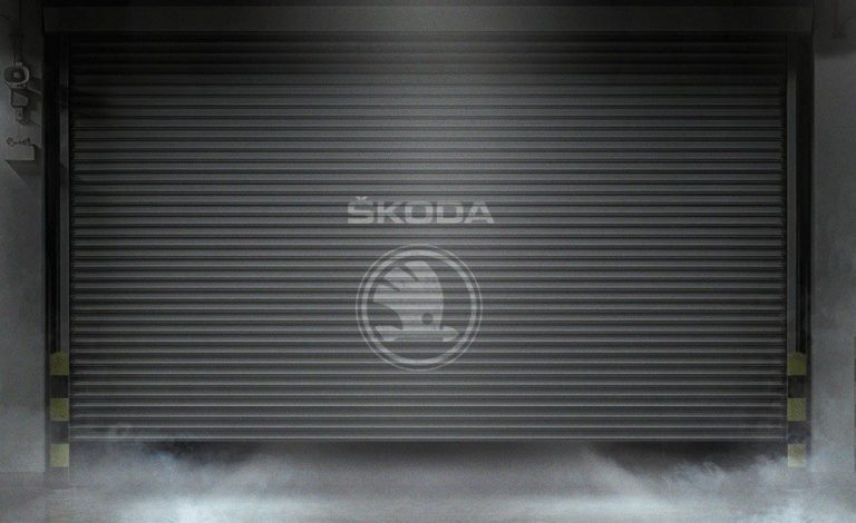 El nuevo SUV de Skoda se esconde tras esta puerta de garaje