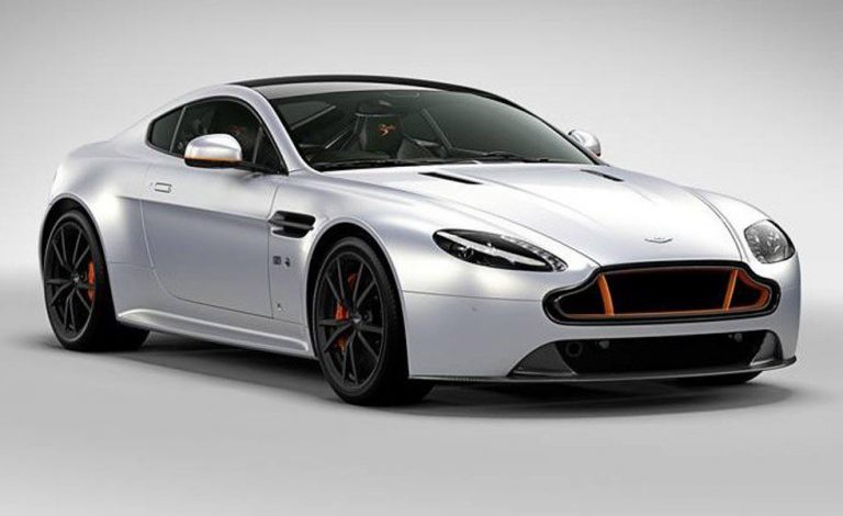 Aston Martin V8 Vantage S Blades Edition. Y su escuadrón acrobático