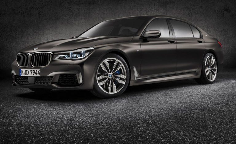 BMW M760Li xDrive. El lujo puede viajar a 305 km/h