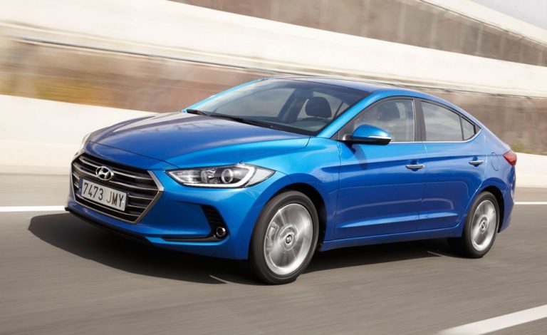 Hyundai Elantra. Cara a cara con sus rivales