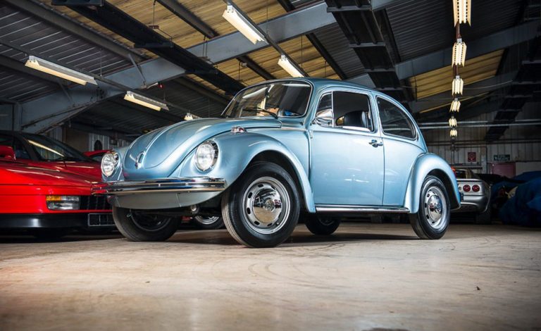 Volkswagen Beetle de 1974. Está nuevo y busca dueño