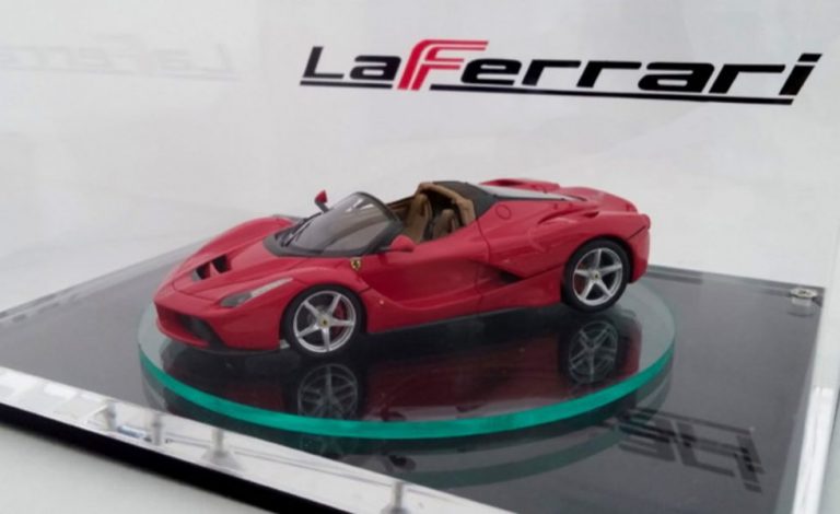 Ferrari LaFerrari Spider. Se muestra a escala 1:43