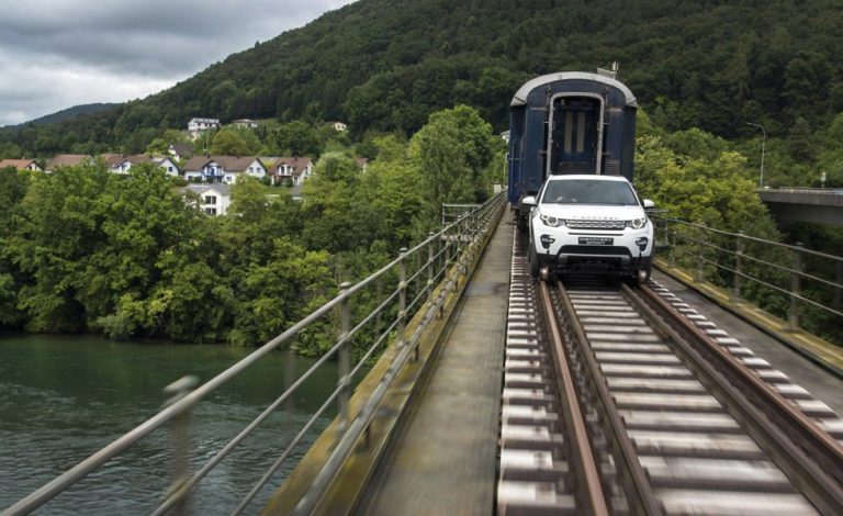 Land Rover Discovery Sport. Y su remolque de 100 toneladas