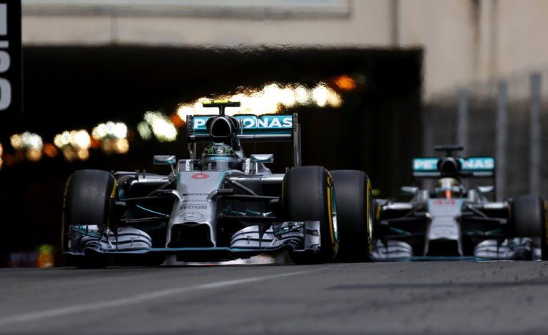 Rosberg tensa la cuerda, dentro y fuera de la pista, a Hamilton