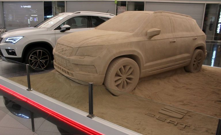 Un Seat Ateca hecho con arena de playa