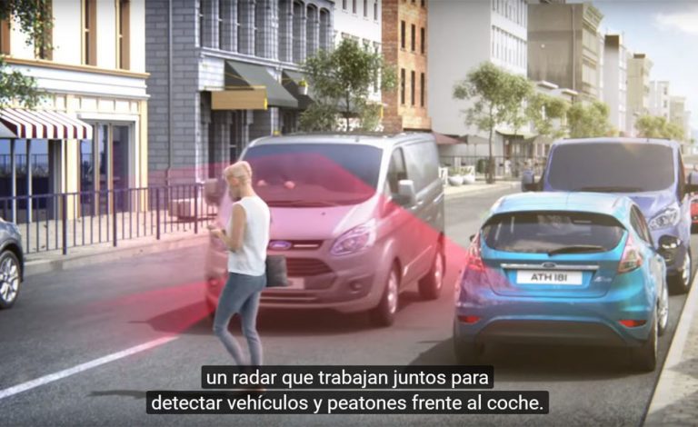 Ford Transit. Frenan para no atropellar a peatones