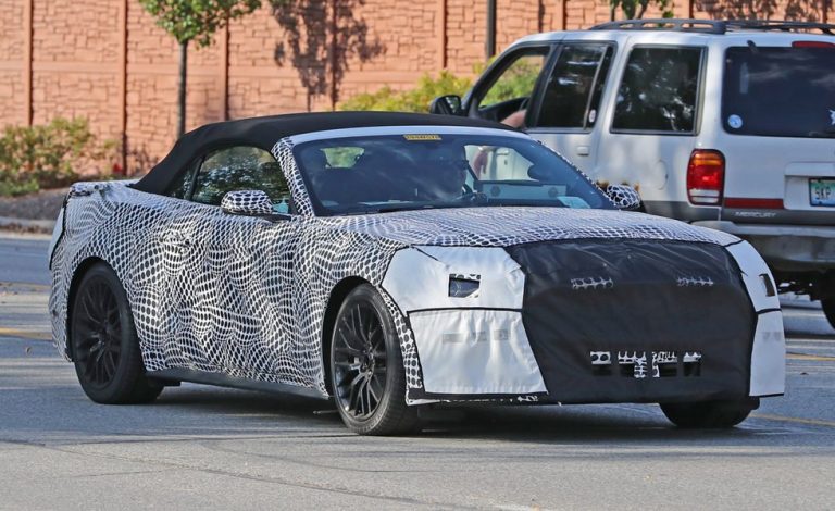 Ford Mustang Convertible 2018. Cazado en plena calle