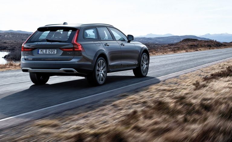 Volvo V90 Cross Country. Para viajar por carretera, o sin ella