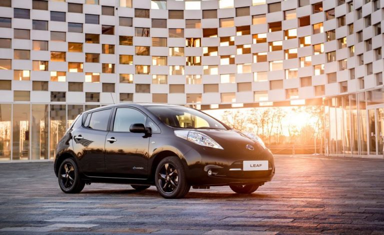 Nissan Leaf Black Edition. Vestido con traje de noche