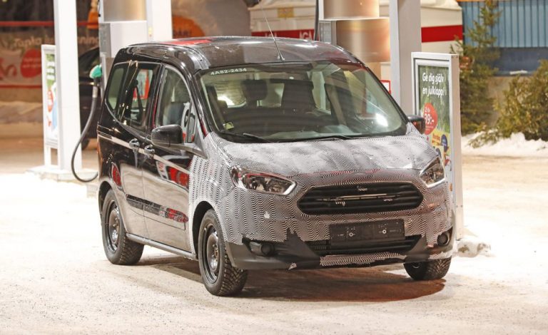 Ford Tourneo Courier 2018. Cazado en una gasolinera de Suecia