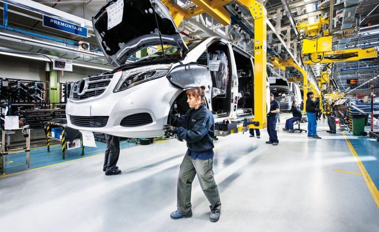 Mercedes reorganiza su producción