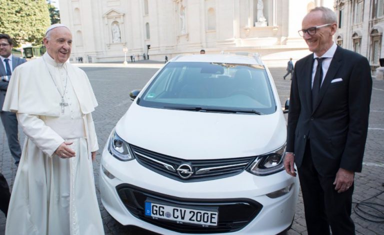 Opel Ampera-e. El Papa estrena coche