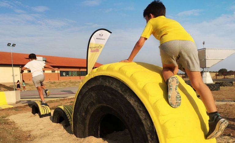 Renault. Primer parque infantil con neumáticos reciclados