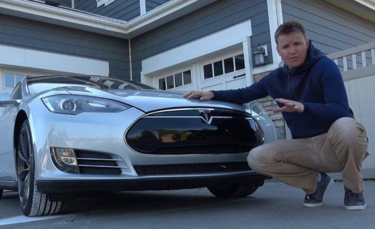 Vende su Tesla Model S P85 porque sus neumáticos están desgastados