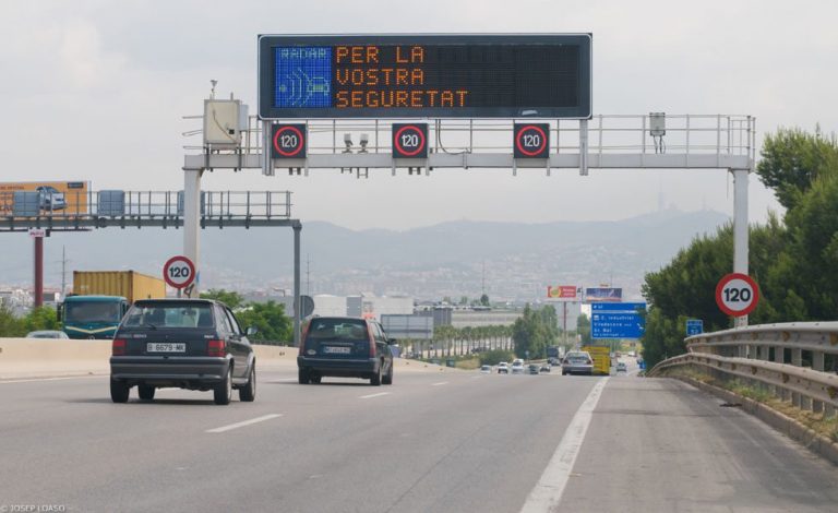 Casi la mitad de los radares catalanes tienen una señalización deficiente