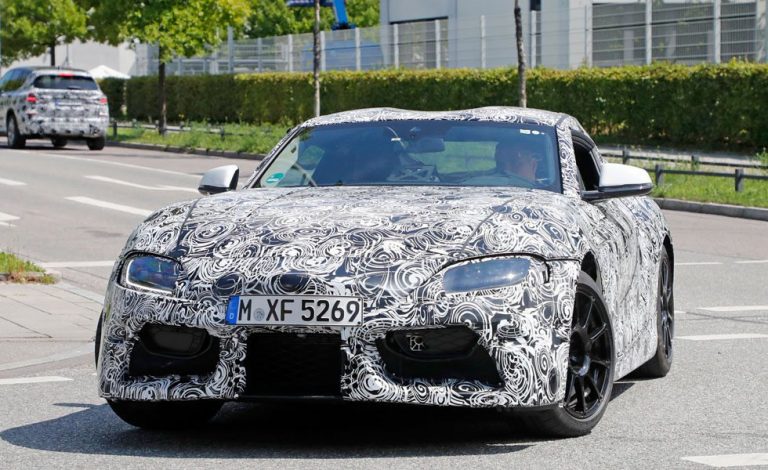 Toyota Supra. Muestra sus faros