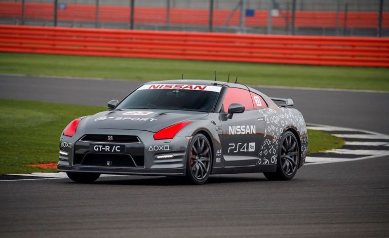 Nissan GT-R. Se conduce con la PlayStation