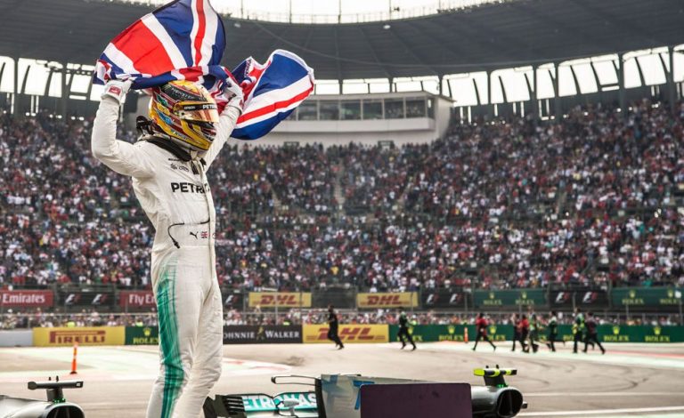 Hamilton remata, picando piedra, su cuarto título