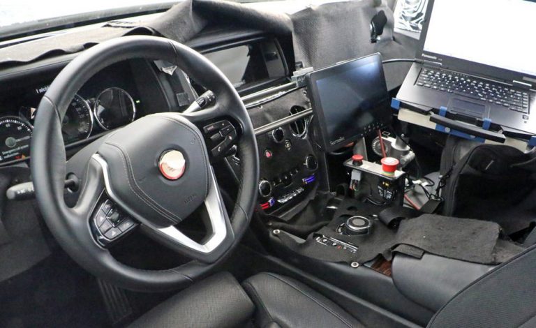 Rolls-Royce Cullinan. Cazado por fuera y por dentro