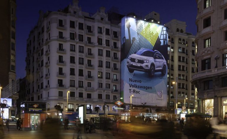 Volkswagen T-Roc. Un grafiti en la Gran Vía de Madrid