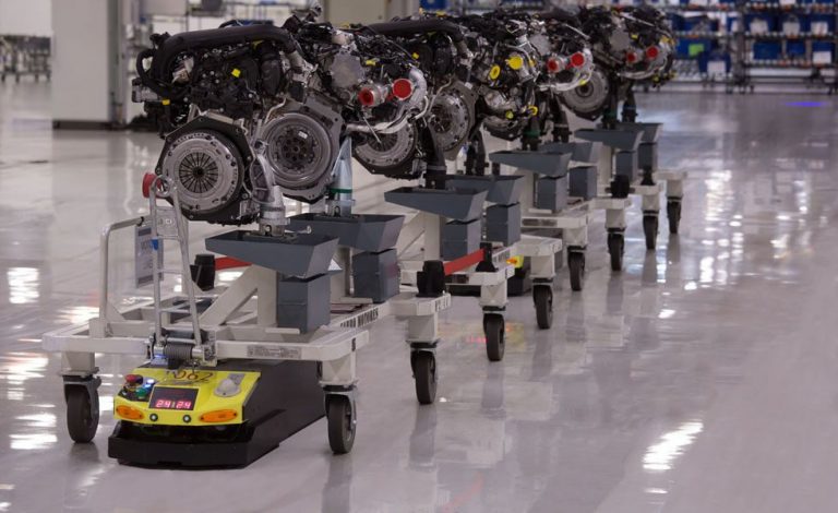 Seat. Así trabajan los robots de transporte de la fábrica de Martorell
