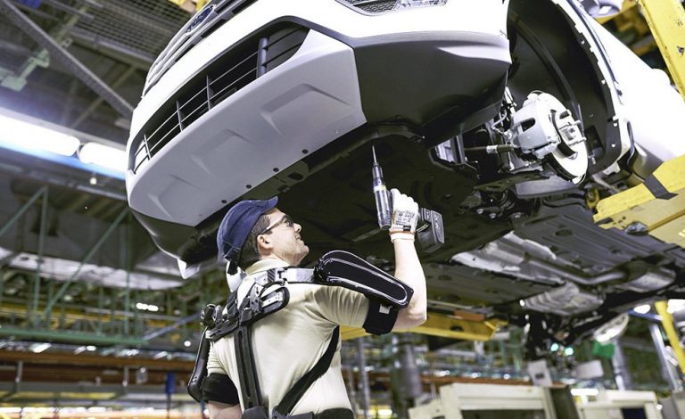 Ford. Implanta por primera vez exoesqueletos en su planta de Valencia